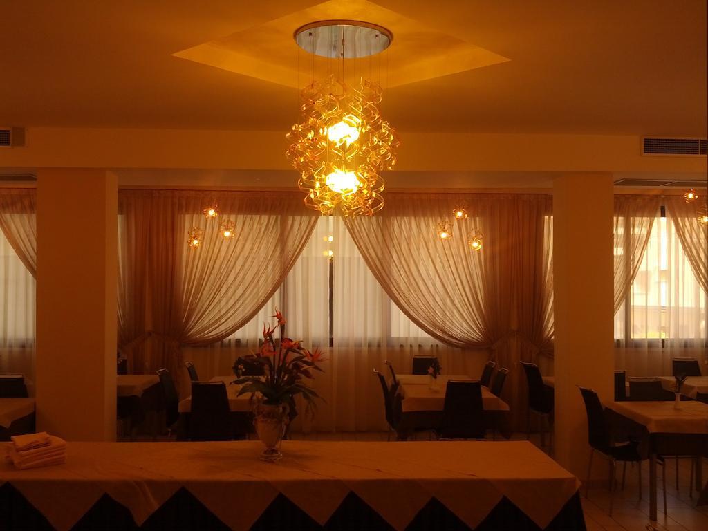 Hotel Abel & Residence Чезенатико Экстерьер фото